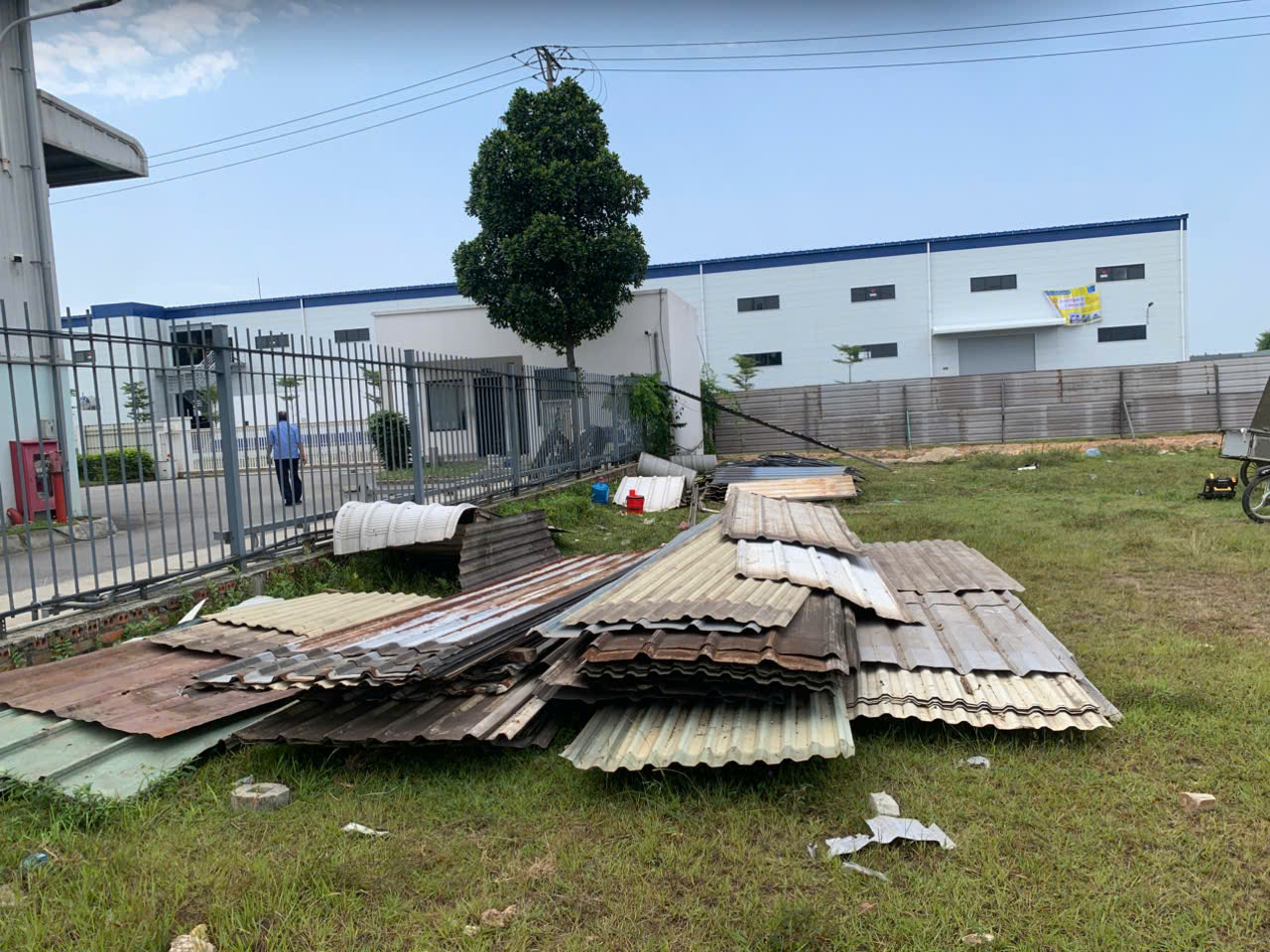 Tập kết vật tư tôn và thiết bị thi công hàng rào bảo vệ tại công trường dự án 6ha Bình Xuyên